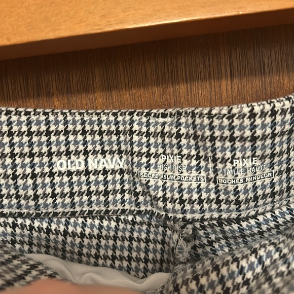 Old Navy High Rise Pixie Pants - Picture 4 of 6